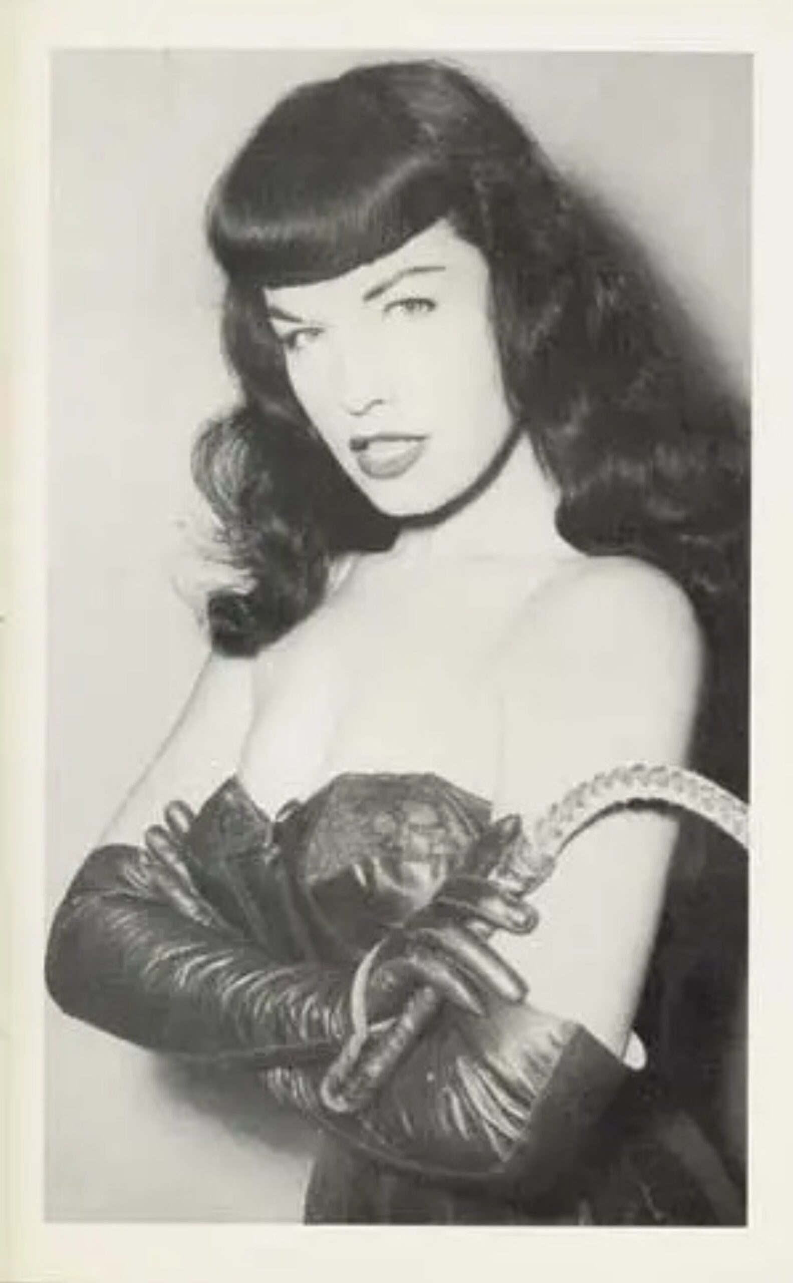 Bettie Page foto af Irving Klaw. Public Domain.